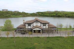 duży budynek siedzący w środku jeziora w obiekcie Sakit Gol - Silent Lake Hotel w mieście Şamaxı (Szemacha)