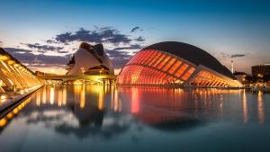 una vista de un edificio por la noche con las luces encendidas en Casa Isa, en Valencia