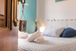 sypialnia z łóżkiem z ręcznikami w obiekcie Villa El Jable Lanzarote w mieście Teguise