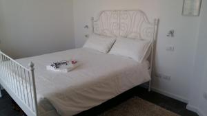ein weißes Bett mit einem Tablett darüber in der Unterkunft La Casa dei Sogni in Brugherio