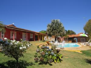 a house with a yard with a swimming pool at Chalé da Serra in São João del Rei