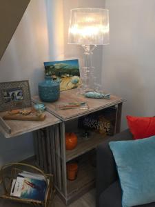 une table avec une lampe et un canapé dans une pièce dans l'établissement Cabanon de pêcheur, à Marseille