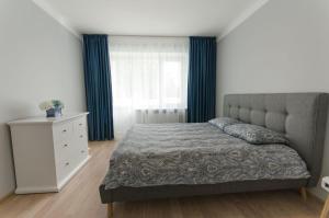 - une chambre avec un lit, une commode et une fenêtre dans l'établissement Flat For Rent Panevezys, à Panevėžys