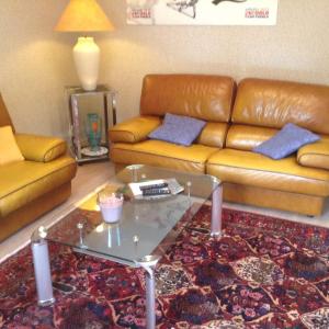 sala de estar con sofá y mesa de centro en Chez Michel en Le Bonhomme