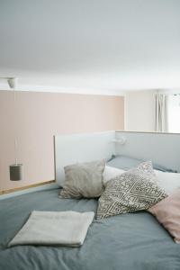 ein Bett mit zwei Kissen darüber in der Unterkunft Modern Design Apartment in Berlin