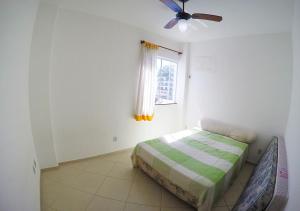 阿拉亞爾多卡博的住宿－Rental Home Caminho do Mar Prainha，一间卧室设有一张床和一个窗口