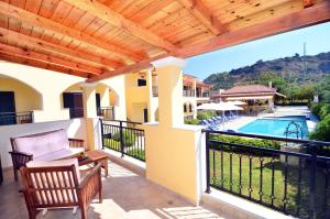 een balkon met uitzicht op een zwembad bij Muses Zante Villas in Kalamaki