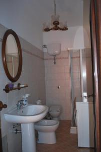 A bathroom at CASA VACANZE "SU PORTALE"