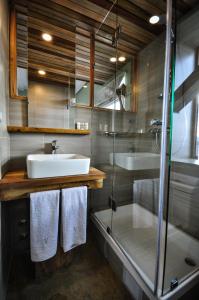 a bathroom with a sink, toilet and bathtub at Hotel Vendaval in Puerto Natales