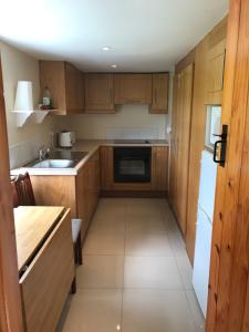 A cozinha ou cozinha compacta de High Road Cottage