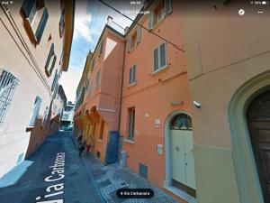 ボローニャにあるBelliNcentroの二人の建物の横の道を歩く