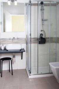 ラグーザにあるBFRAME Cornice Baroccaのバスルーム(ガラス張りのシャワー、シンク付)