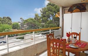 einen Tisch und Stühle auf einem Balkon mit Aussicht in der Unterkunft Apartamento Edificio Diamant in Salou