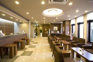 Reštaurácia alebo iné gastronomické zariadenie v ubytovaní Hotel Route-Inn Omagari Ekimae