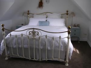a bedroom with a bed with a white bedspread at Ashley Villa BnB in Takaka