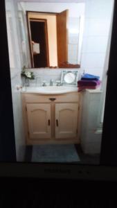 ein Bad mit einem Waschbecken und einem Spiegel in der Unterkunft Luna de Valencia in Mar del Plata