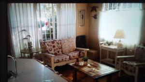 ein Wohnzimmer mit einem Sofa und einem Tisch in der Unterkunft Luna de Valencia in Mar del Plata