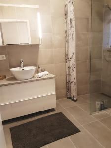 Koupelna v ubytování Hellatún Guest House! + 37 fotografií