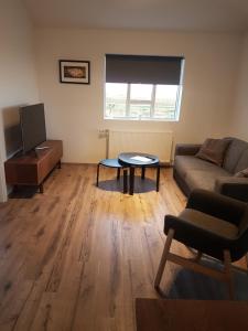 TV a/nebo společenská místnost v ubytování Hellatún Guest House!