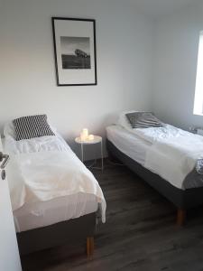 Postel nebo postele na pokoji v ubytování Hellatún Guest House!