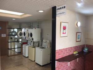 um quarto com várias máquinas de lavar e secar numa parede em Okinawa Hotel Continental em Naha