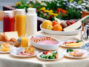 uma mesa coberta com pratos de alimentos e bebidas em Hotel Crown Palais Kokura em Kitakyushu