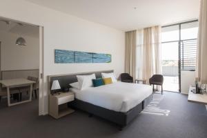 Habitación de hotel con cama y escritorio en Flinders Hotel, en Flinders