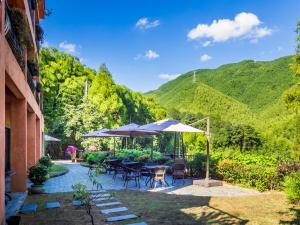 Nespecifikovaný výhled na hory nebo výhled na hory při pohledu z hotelu