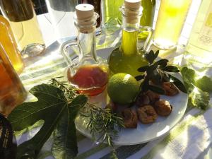 a plate with a bottle of potion and a lime at Mar Vista in Primošten