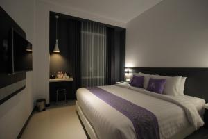 Postel nebo postele na pokoji v ubytování Forriz Hotel Yogyakarta