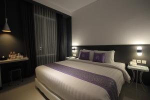 Postel nebo postele na pokoji v ubytování Forriz Hotel Yogyakarta
