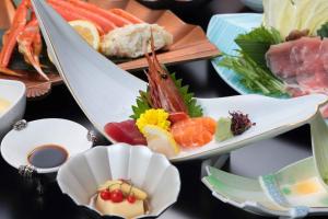 un montón de platos de comida en una mesa en Kaiyoukaku en Gamagori