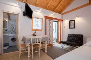 een slaapkamer met een eettafel en een bed bij Guesthouse F in Split