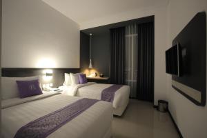 Postel nebo postele na pokoji v ubytování Forriz Hotel Yogyakarta