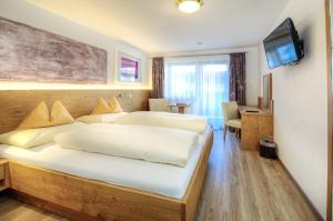Llit o llits en una habitació de Hotel & Art Kristiana