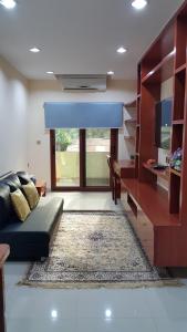 ein Wohnzimmer mit einem Sofa und einem großen Fenster in der Unterkunft The Supara in Bangkok
