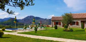 Naturlandskabet i nærheden af villaen