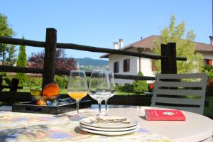 ブレツにあるCasa Artzの景色を望むテーブルに座ったワイン2杯
