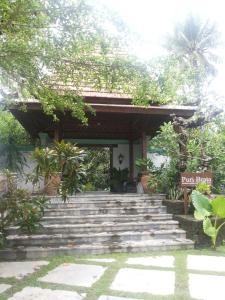een trap naar een huis bij Puri Brata in Parangtritis