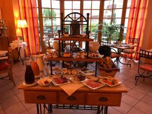 einen Tisch mit Speisen in einem Restaurant in der Unterkunft Landhotel Kallstadt in Kallstadt