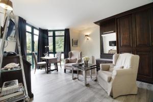 TV a/nebo společenská místnost v ubytování Höhen Hotel Viersen + 37 fotografií