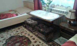 1 dormitorio con 1 cama con mesa y sillas en Noclegi Jagoda, en Stromiec