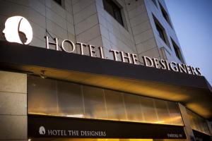 un hotel que los diseñadores firman en la parte delantera de un edificio en Hotel The Designers Hongdae en Seúl