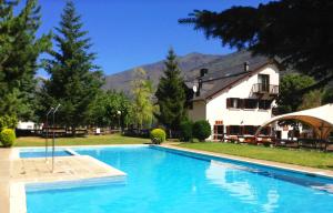 een groot blauw zwembad voor een huis bij Aiguestortes Camping Resort in Esterri d'Àneu