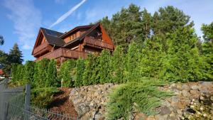 une maison au sommet d'une colline avec des arbres dans l'établissement Ferienwohnng Sander, à Halsbrücke