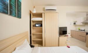 Habitación pequeña con cama y cocina en Residence Potosi en Trou aux Biches