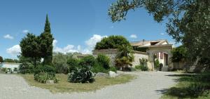 Zahrada ubytování Gîtes la FENIERE, 105 m2, 3 ch, charme, calme et nature, piscine chauffée, sud Ardèche