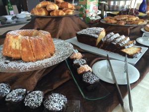 プルサーノにあるIl Grillo Hotelのケーキやペストリーの種類が豊富なテーブル
