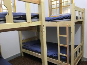 Palanda nebo palandy na pokoji v ubytování No. 6 Cuobian Hostel