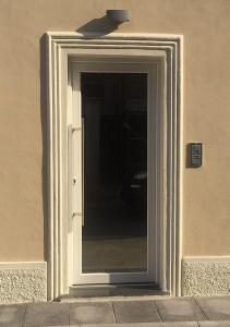 una puerta a un edificio con una luz en la parte superior en Mini appartamenti a Catanzaro Lido, en Catanzaro Lido